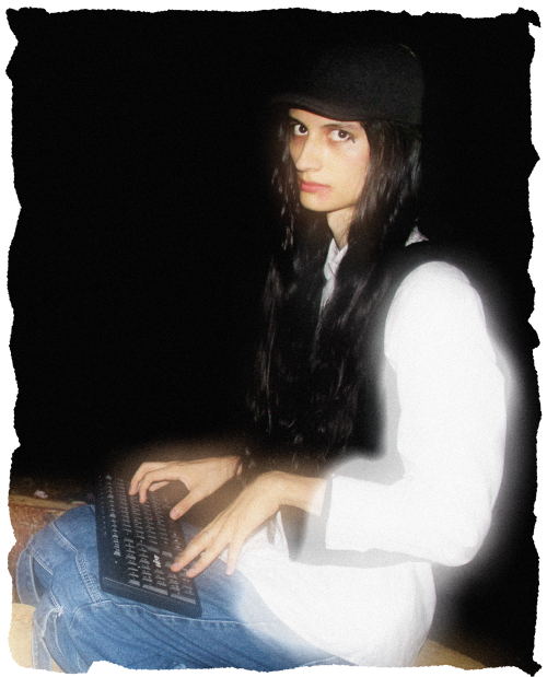 Imagen de June Flip sentade en la oscurida con un teclado